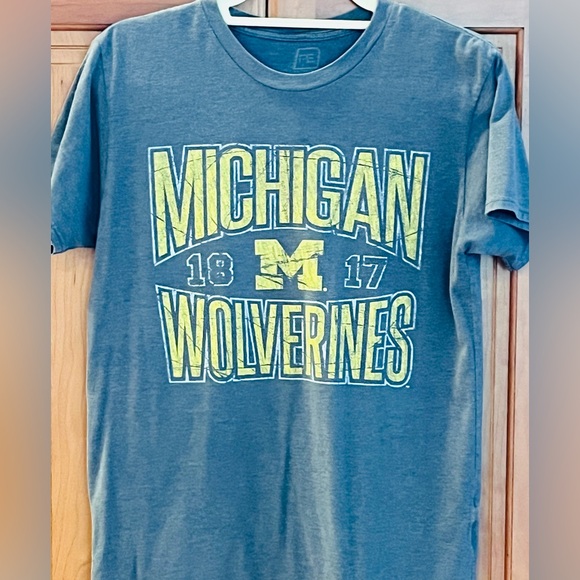 MICHIGAN UNIVERSITY FOOTBALL T-SHIRT—MENS SMALL—NICE CONDITION/ NO FLAWS 💙💛 - Picture 10 of 10